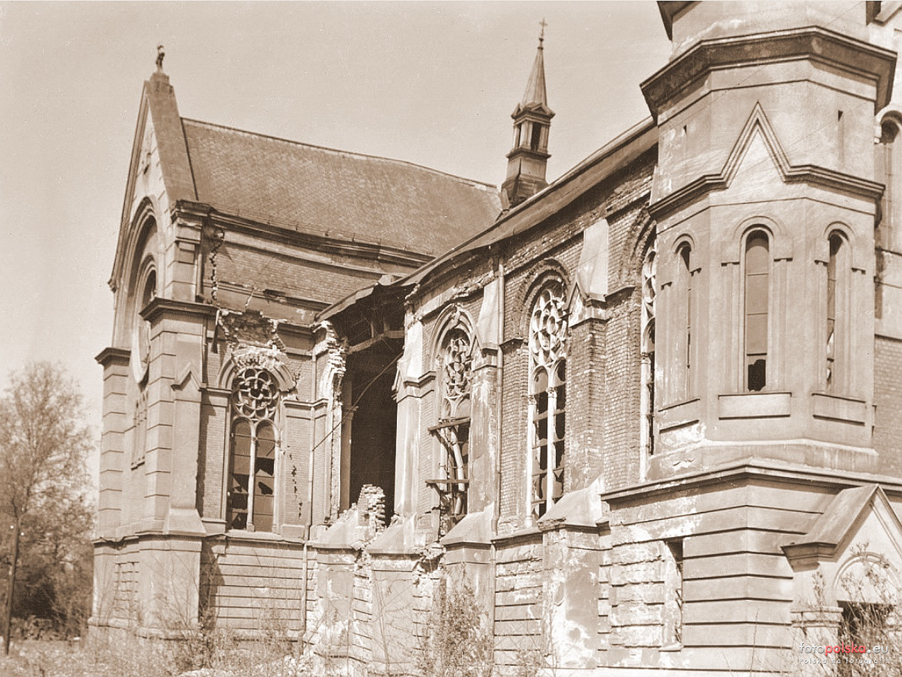 Kostel sv. Jindřicha před demolicí (Zdroj: fotopolska.eu. Odkaz = KLIK na obrázek)