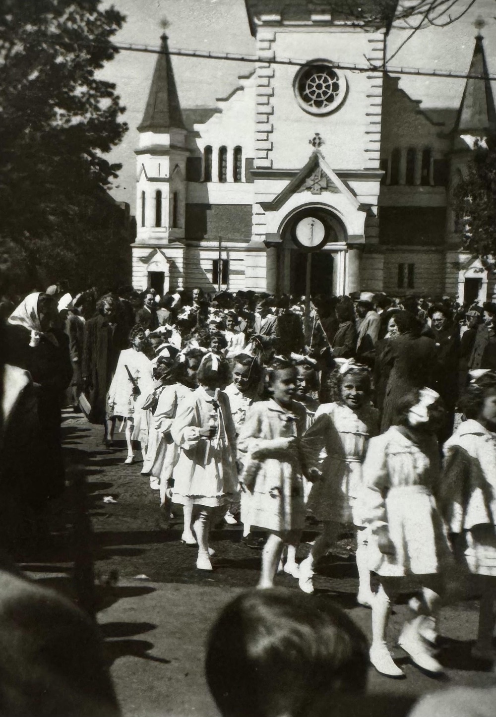 Svaté přijímání v roce 1951, průvod z kostela sv. Jindřicha (S laskavým svolením p. Pavla Veselého, ze soukromé sbírky)