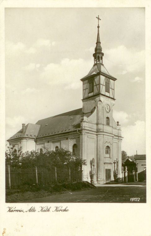 Kostel sv. Petra z Alkantary s věží, která byla takto upravena na základě plánů z roku 1899. (Pohlednice vydaná tiskárnou W. Nitkiewicz v Karviné kolem roku 1942, Muzeum Těšínska, Český Těšín, H 34 856)