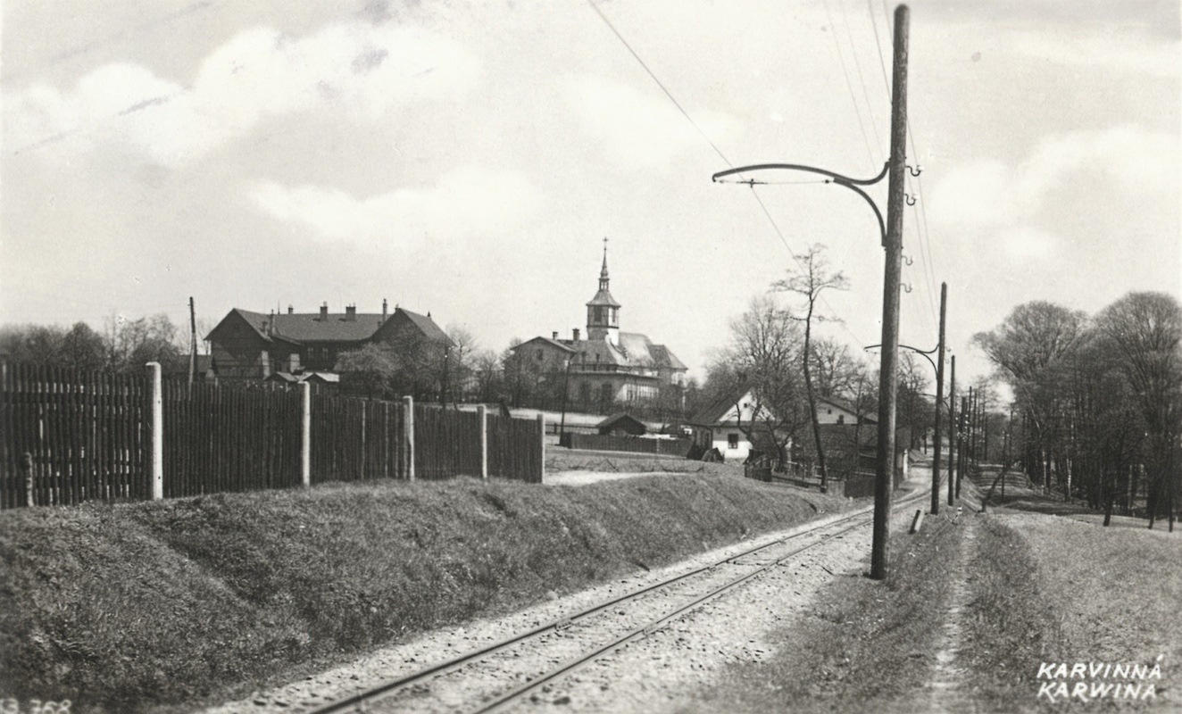 Trať karvinské lokálky v blízkosti kostela sv. Petra z Alkantary.