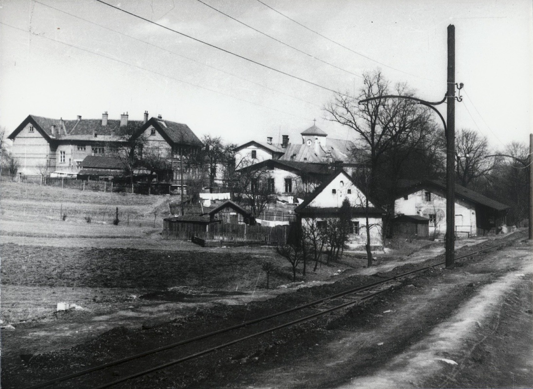 Trať karvinské lokálky za kostelem sv. Petra z Alkantary