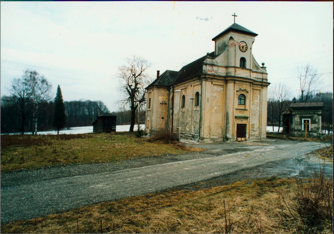 Kostel sv. Petra z Alkantary, u kterého již podruhé musela být snížena věž s ohledem na poškození kostela důlními vlivy. (Barevná fotografie neznámého autora z roku 1993, Státní okresní archiv Karviná, 5760/11)