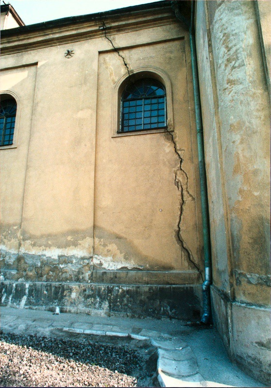 Poškození kostela sv. Petra z Alkantary důlními vlivy. (Barevná fotografie neznámého autora z roku 1993, Státní okresní archiv Karviná, 5760/16)