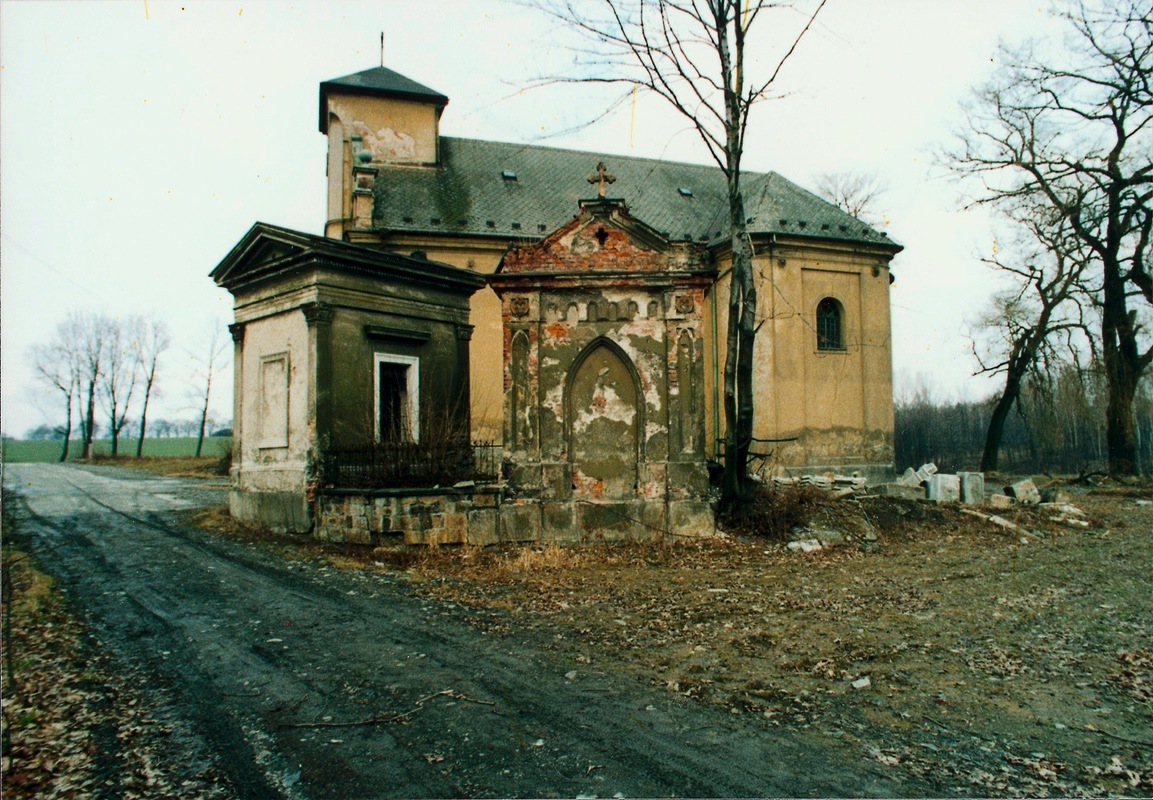 Kostel sv. Petra z Alkantary v roce 1993 před rekonstrukcí. (Barevná fotografie neznámého autora, Státní okresní archiv Karviná, 5760/8)