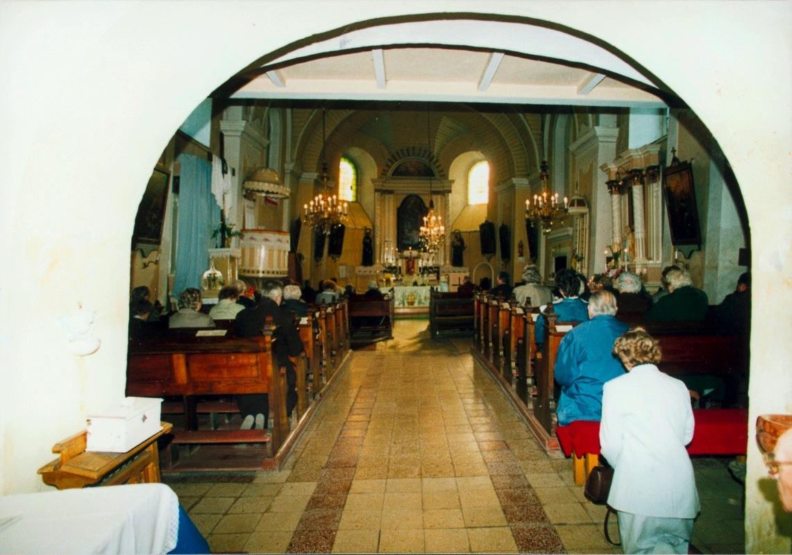Interiér kostela sv. Petra z Alkantary, pohled na hlavní oltář. (Barevná fotografie neznámého autora z roku 1993, Státní okresní archiv Karviná, 5760/24)