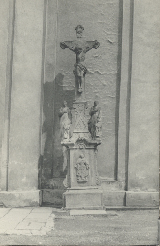 Kříž u kostela sv. Petra z Alkantary. Po stranách krucifixu sochy sv. Jana a Panny Marie.