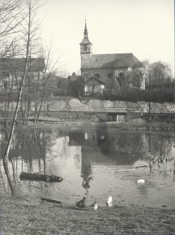 Rybník a trať u kostela sv. Petra z Alkantary