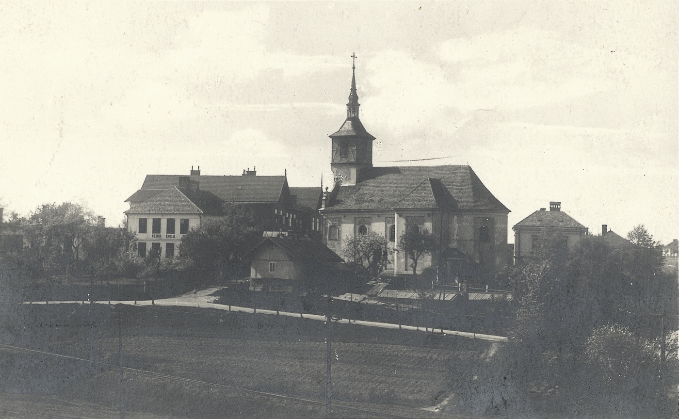 Kostel sv. Petra z Alkantary a budovy škol. V popředí domek čp. 49.