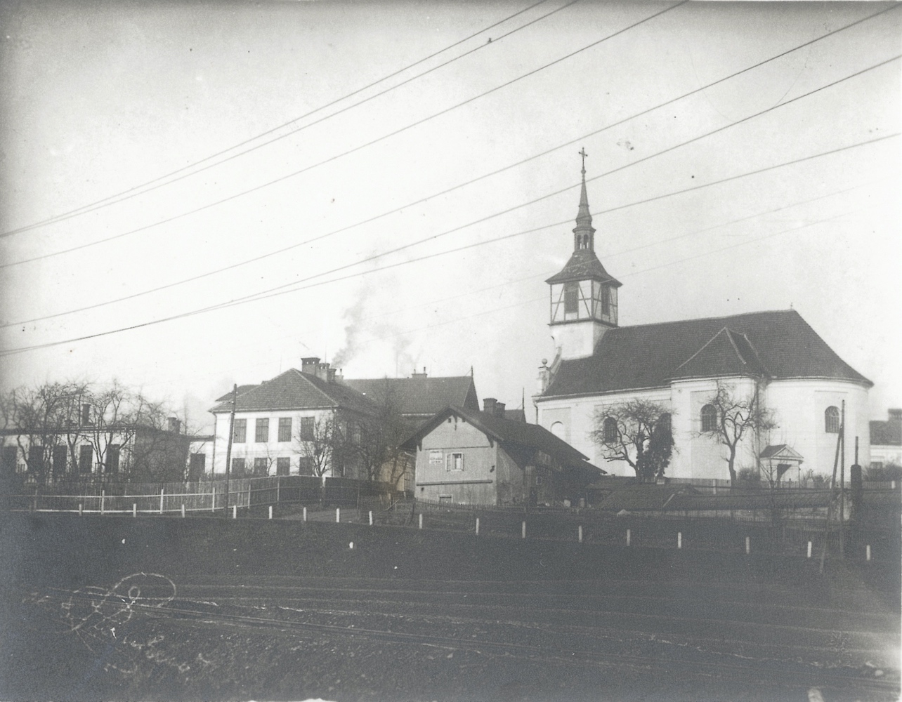 Kostel sv. Petra z Alkantary, v popředí domek čp. 49
