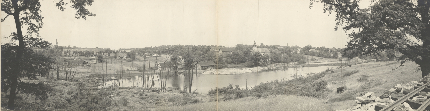 Panoramatický pohled na okolí kostela sv. Petra z Alkantary (úplně vlevo jedna z budov kasáren Báňské a hutní společnosti)