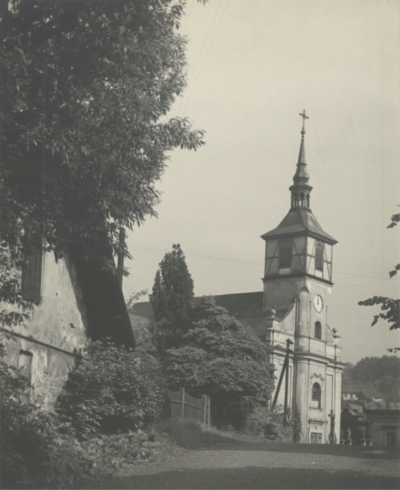 Kostel sv. Petra z Alkantary, vlevo hospodářská budova farního úřadu (čp.  7)