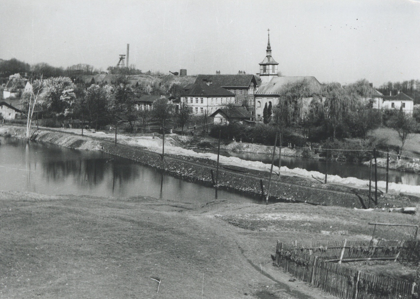 Násep železniční trati u kostela sv. Petra z Alkantary