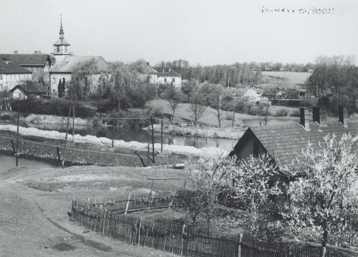 Třetí snímek z pokusu o panoramatický pohled na krajinu v okolí kostela sv. Petra z Alkantary
