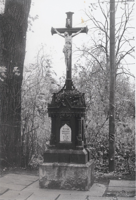 Kříž u závodní nemocnice z roku 1874. Dnes stojí před vchodem do kostela Povýšení sv. Kříže ve Fryštátě.