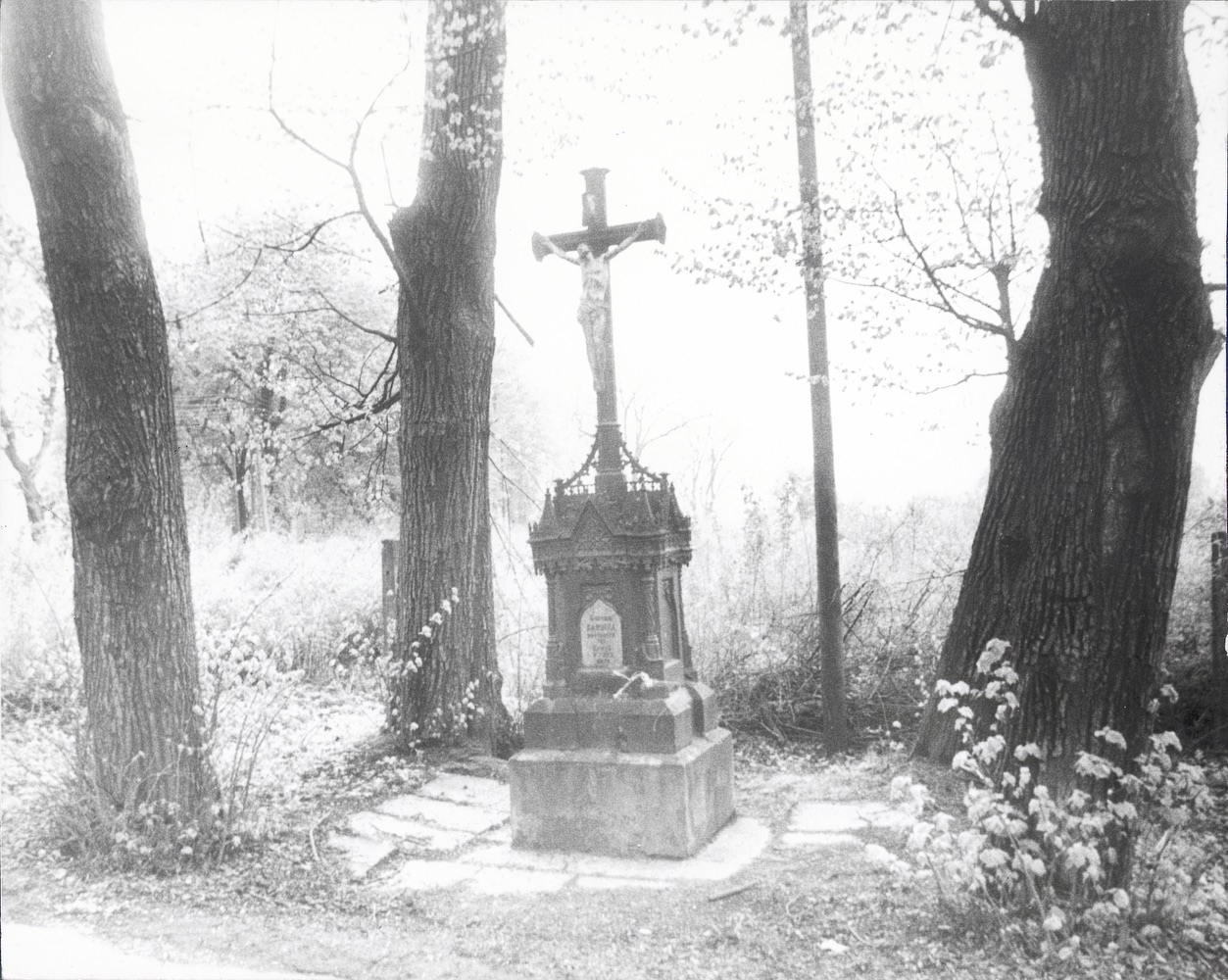 Kříž u závodní nemocnice z roku 1874. Dnes stojí před vchodem do kostela Povýšení sv. Kříže ve Fryštátě (Foto: Edmund Kijonka, 1991)