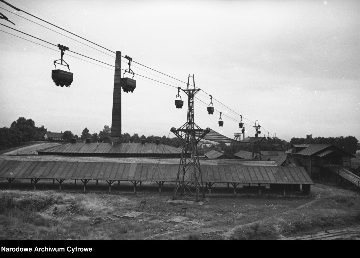 Cihelna Báňské a hutní společnosti a uhelná lanovka z dolu Gabriela na snímku z roku 1939. Úplně vpravo strojírna čp. 106 a vlevo, vzadu za cihelnou, dům čp. 839 (Autor: Henryk Poddębski, odkaz na originál: Narodowe Archiwum Cyfrowe = klik na obrázek)
