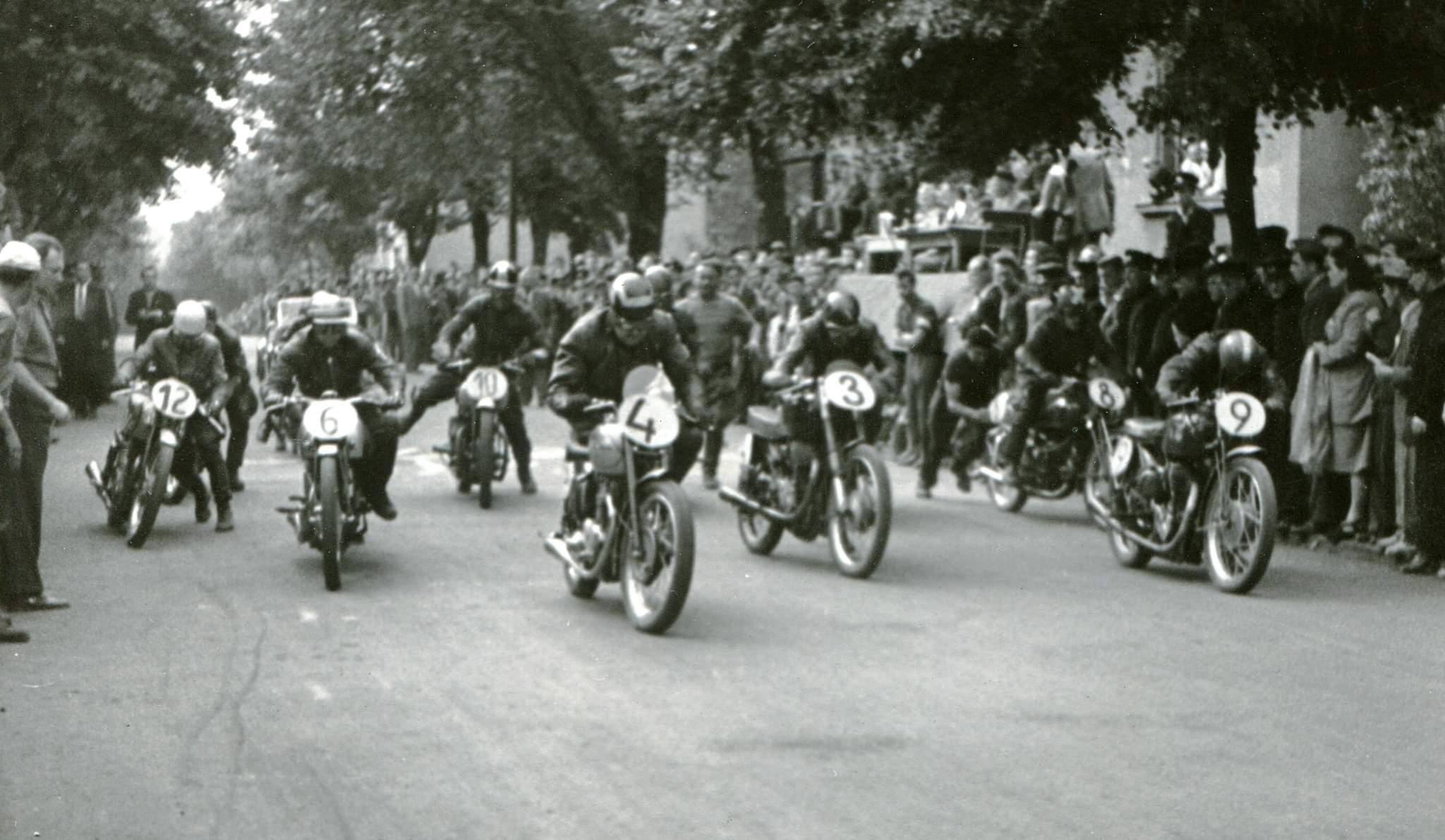 Záběry z motocyklového závodu o hornický kahanec z let 1949-1951. Startovní pozice závodu na ulici Husova, napravo tribuna pravděpodobně u domu čp. 1707. (zdroj: Facebook, ze sbírky p. Filipa Zelenského = klik na obrázek)