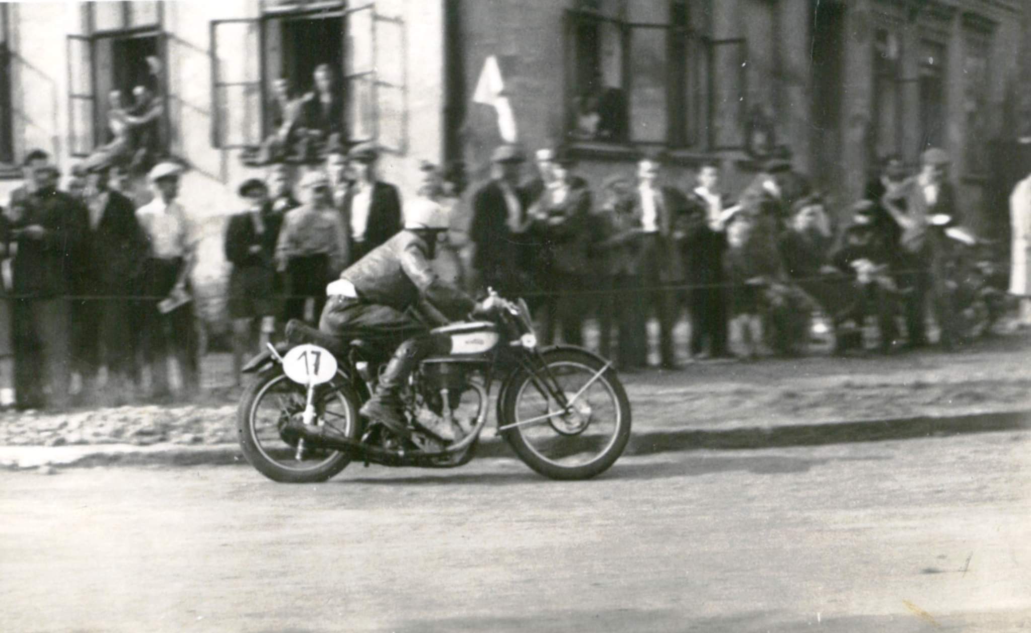 Záběry z motocyklového závodu o hornický kahanec z let 1949-1951. Křižovatka ulic Husova a Vítězství u hostince Rosenthal čp. 47. (zdroj: Facebook, ze sbírky p. Filipa Zelenského = klik na obrázek)