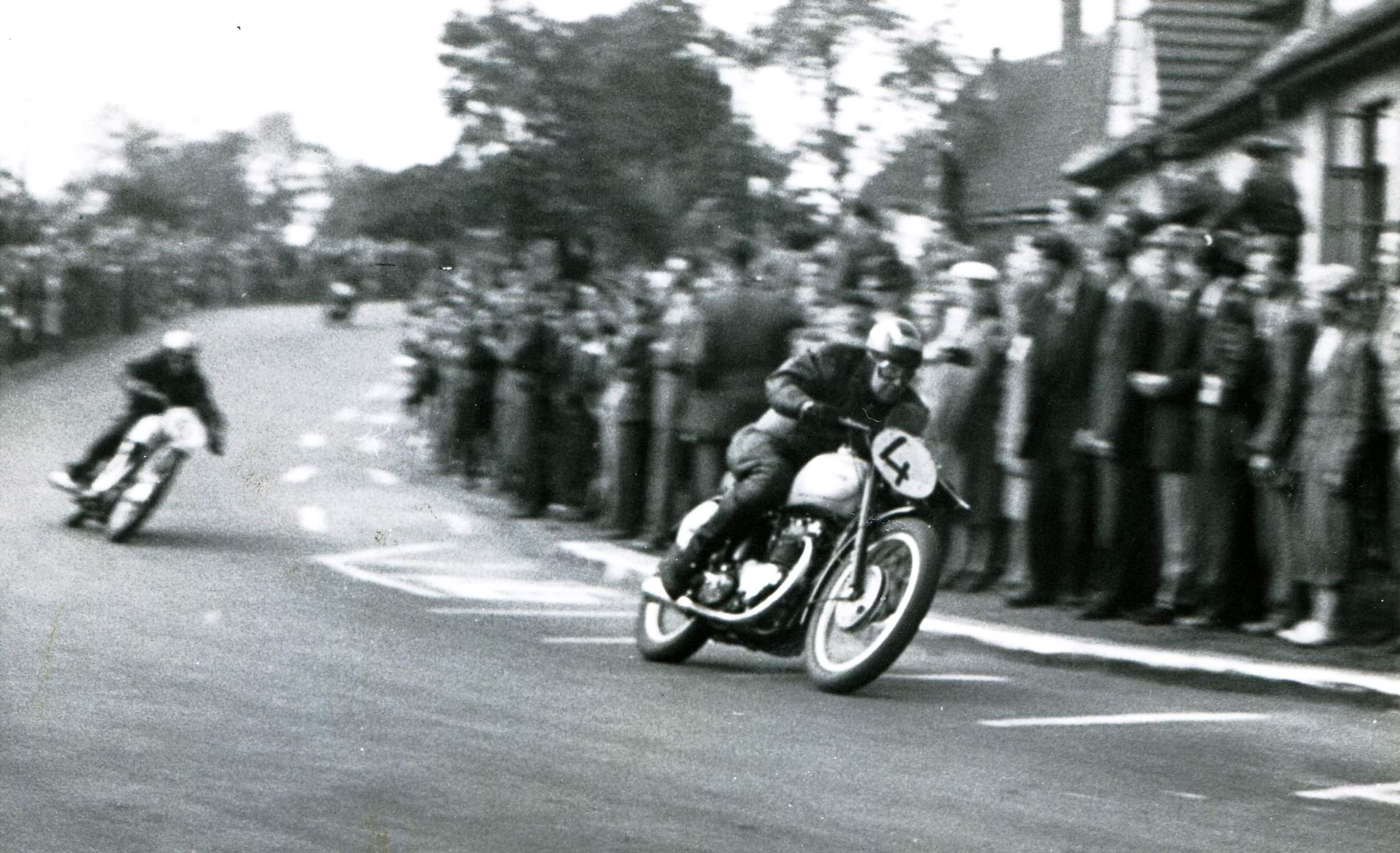 Záběry z motocyklového závodu o hornický kahanec z let 1949-1951. Závodníci vjíždí z ulice Kolárovy na Husovu, vpravo dům z Lelkovy kolonie čp. 1455. (zdroj: Facebook, ze sbírky p. Filipa Zelenského = klik na obrázek)