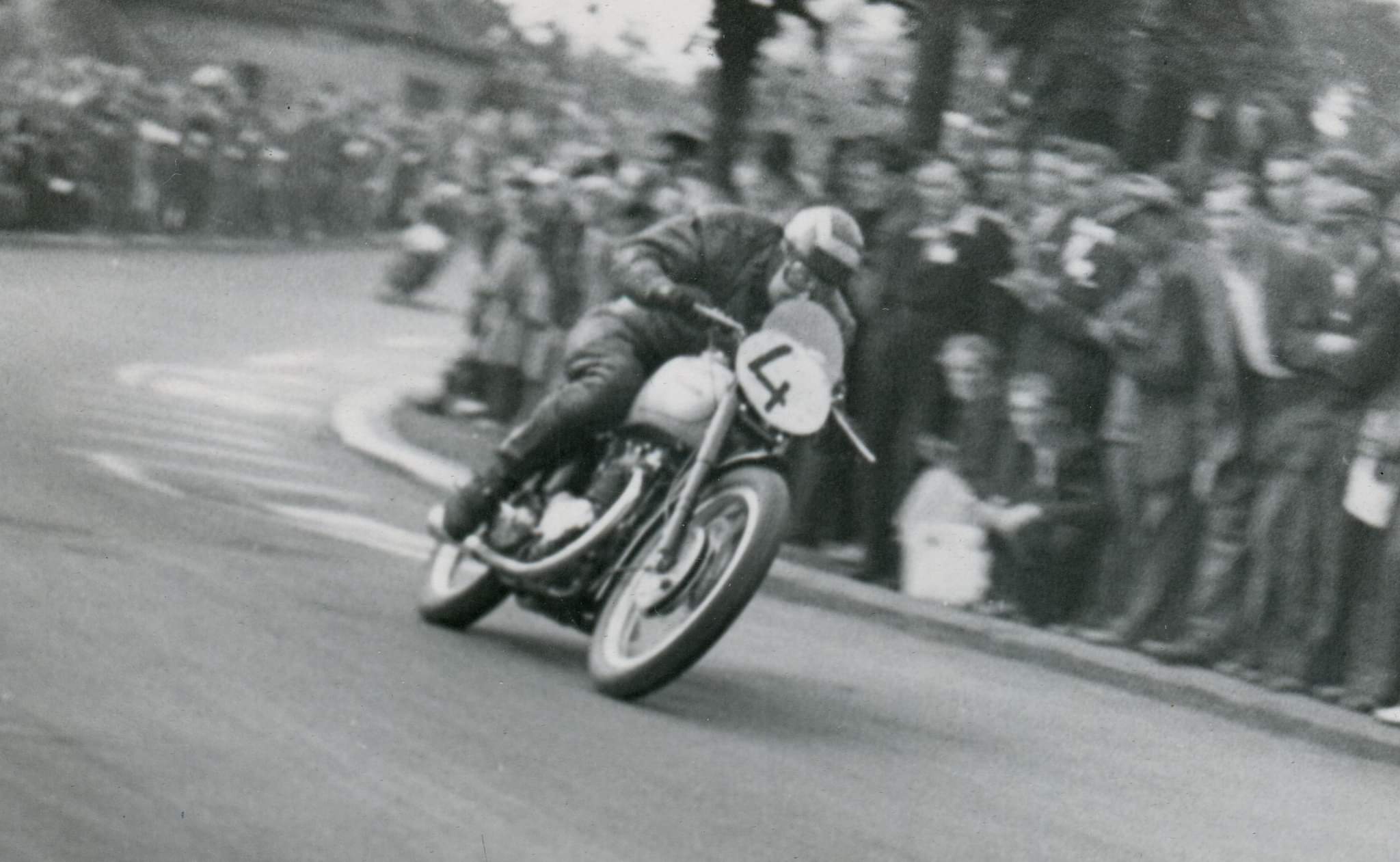 Záběry z motocyklového závodu o hornický kahanec z let 1949-1951. Závodníci vjíždí z ulice Kolárovy na Husovu, v pozadí dům čp. 325. (zdroj: Facebook, ze sbírky p. Filipa Zelenského = klik na obrázek)