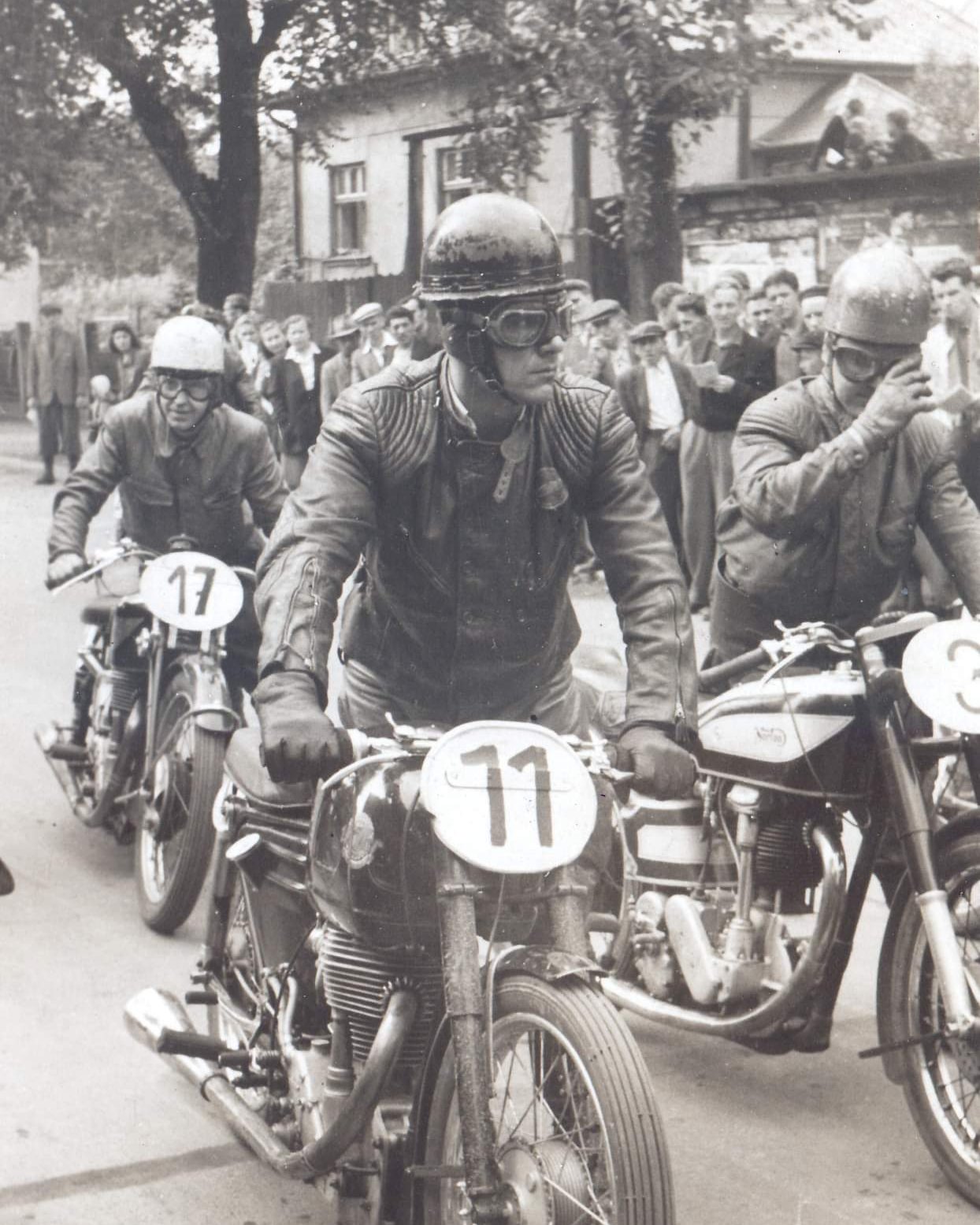 Záběry z motocyklového závodu o hornický kahanec z let 1949-1951. Záběr z ulice Husova s domem čp. 1692. S číslem 17 je pan Rudolf Dostál. (zdroj: Facebook, ze sbírky p. Filipa Zelenského = klik na obrázek)