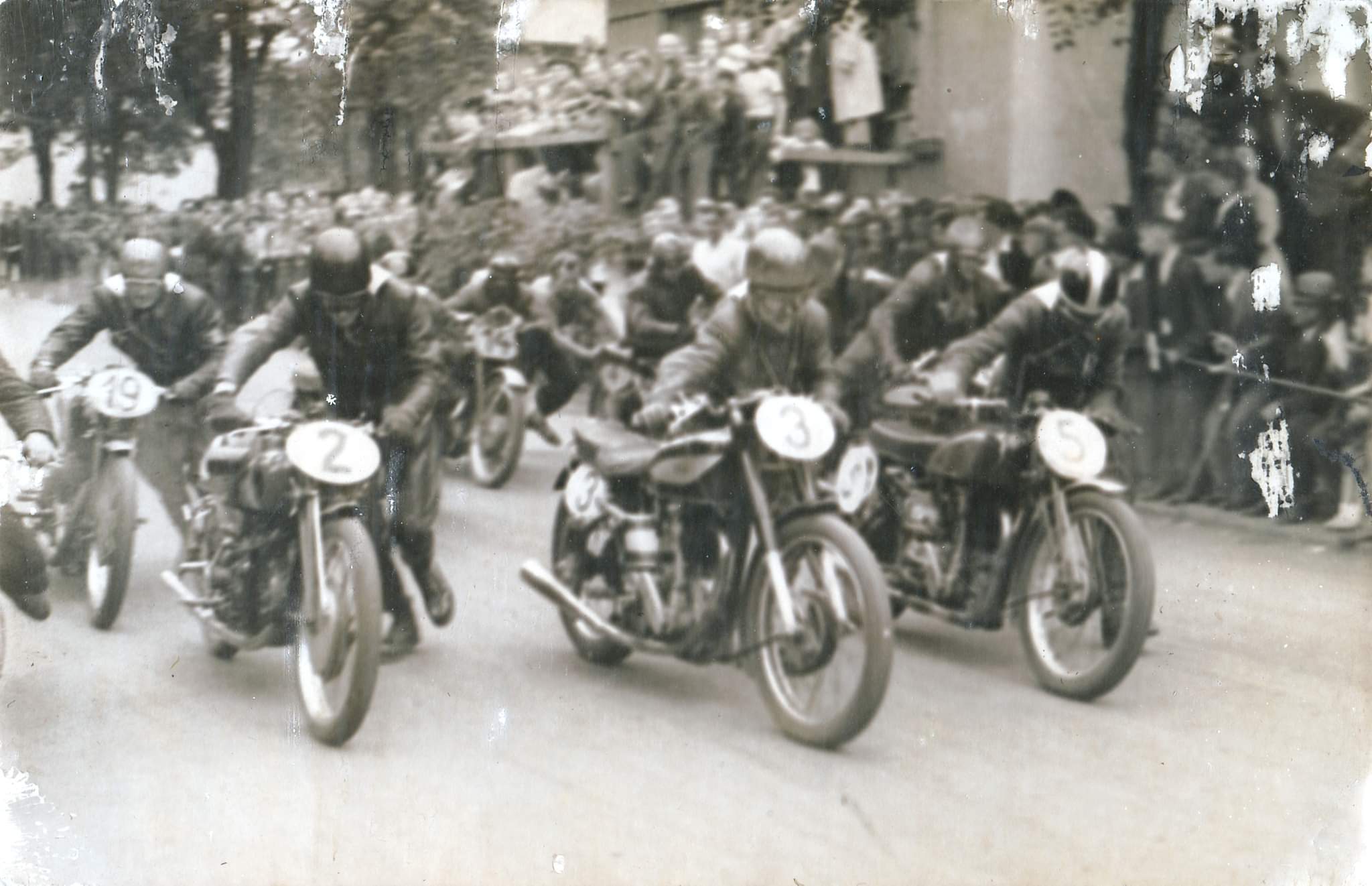 Záběry z motocyklového závodu o hornický kahanec z let 1949-1951. Startovní pozice závodu na ulici Husova, napravo tribuna pravděpodobně u domu čp. 1707. (zdroj: Facebook, ze sbírky p. Filipa Zelenského = klik na obrázek)