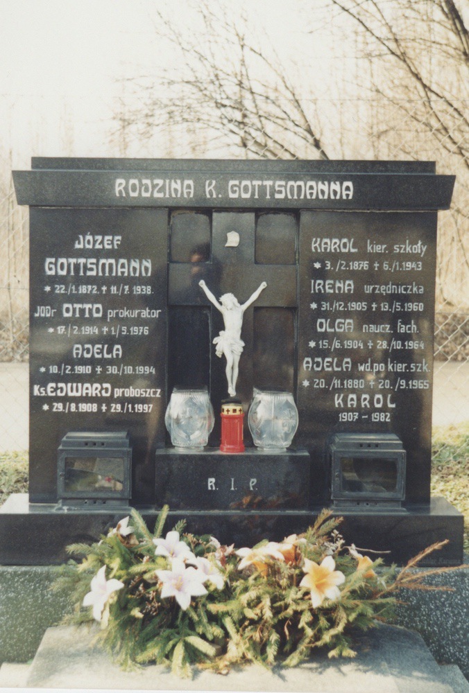 Z náhrobků na obecním hřbitově v Karvinné (rodina K. Gottsmanna)