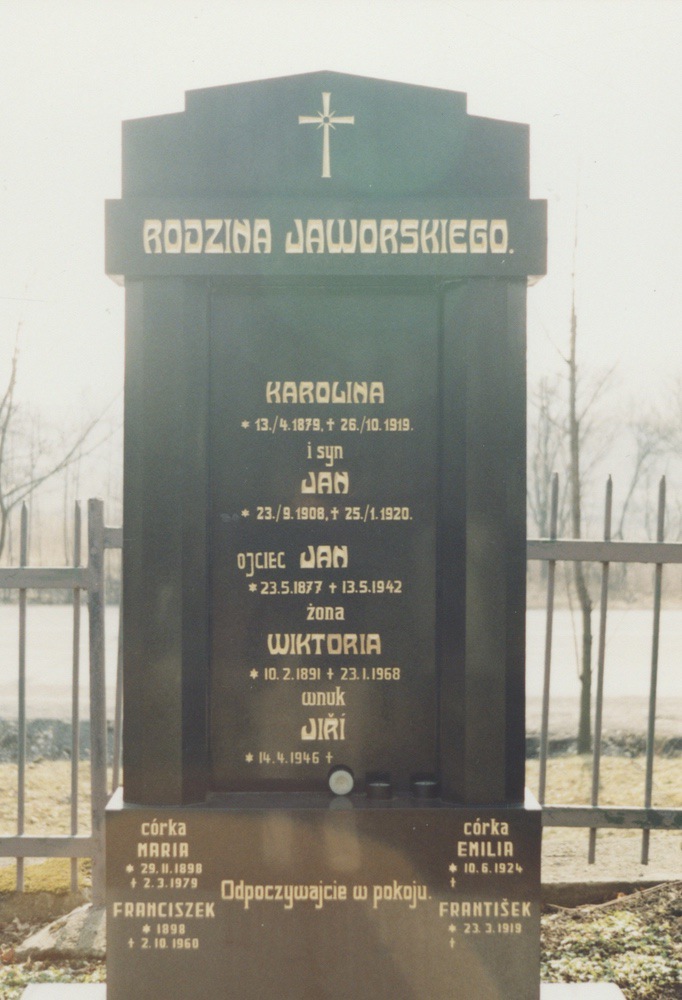 Z náhrobků na obecním hřbitově v Karvinné (rodina Jaworskiego)