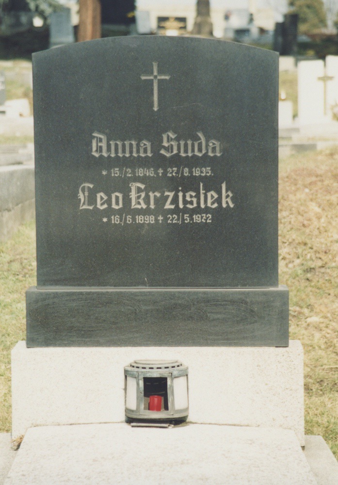 Z náhrobků na obecním hřbitově v Karvinné