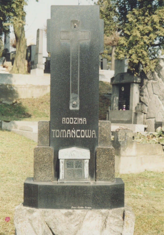 Z náhrobků na obecním hřbitově v Karvinné (rodina Tomańcowa)