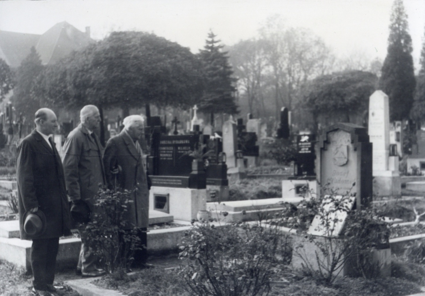 U hrobu Josefa Chudomela, člena odboru Matice osvěty lidové v Karviné. Vlevo v pozadí budova Městského chudobince, čp. 1581. Fotografie z roku 1968