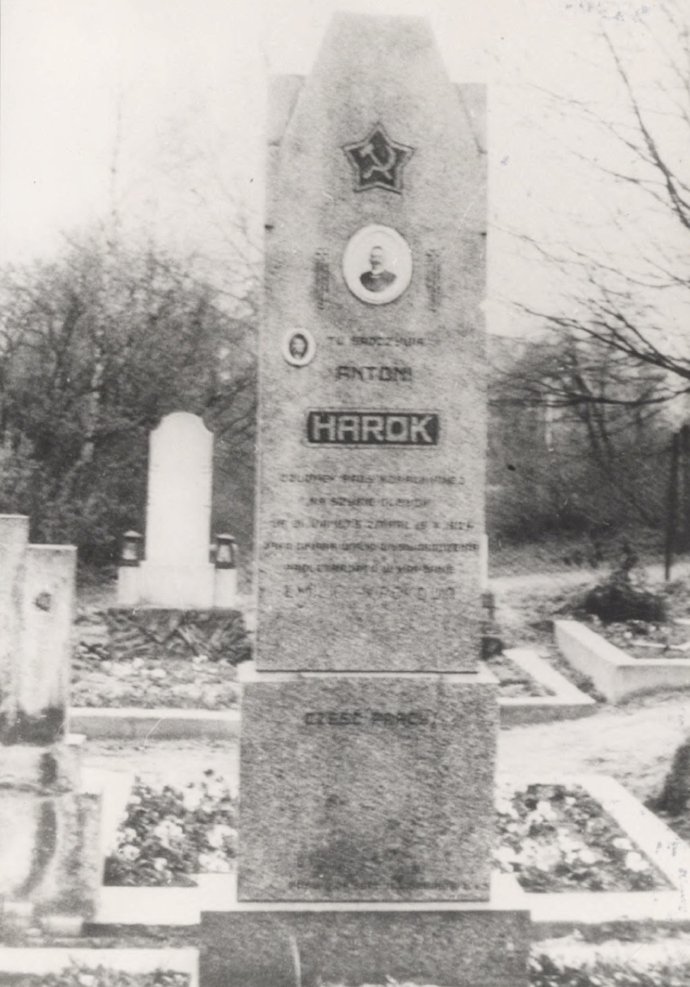 Pomník zakládajícího člena KSČ Antonína Haroka, zastřeleného před volbami do místního zastupitelstva dne 19.10.1924 (v roce 1951 byl pomník upraven a doplněn o symboliku komunistického hnutí).