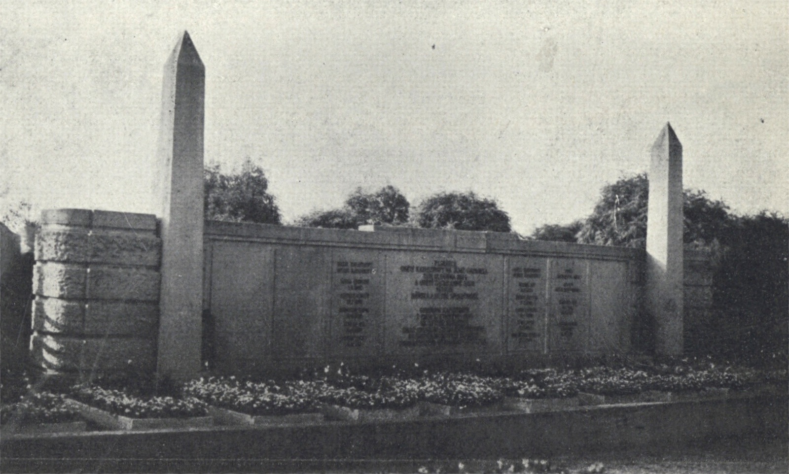 Památník a hrob obětí důlní katastrofy dne 12.4.1924 (foto z publikace Paweł Hulka-Laskowski: Śląsk za Olzą. Katowice 1938)