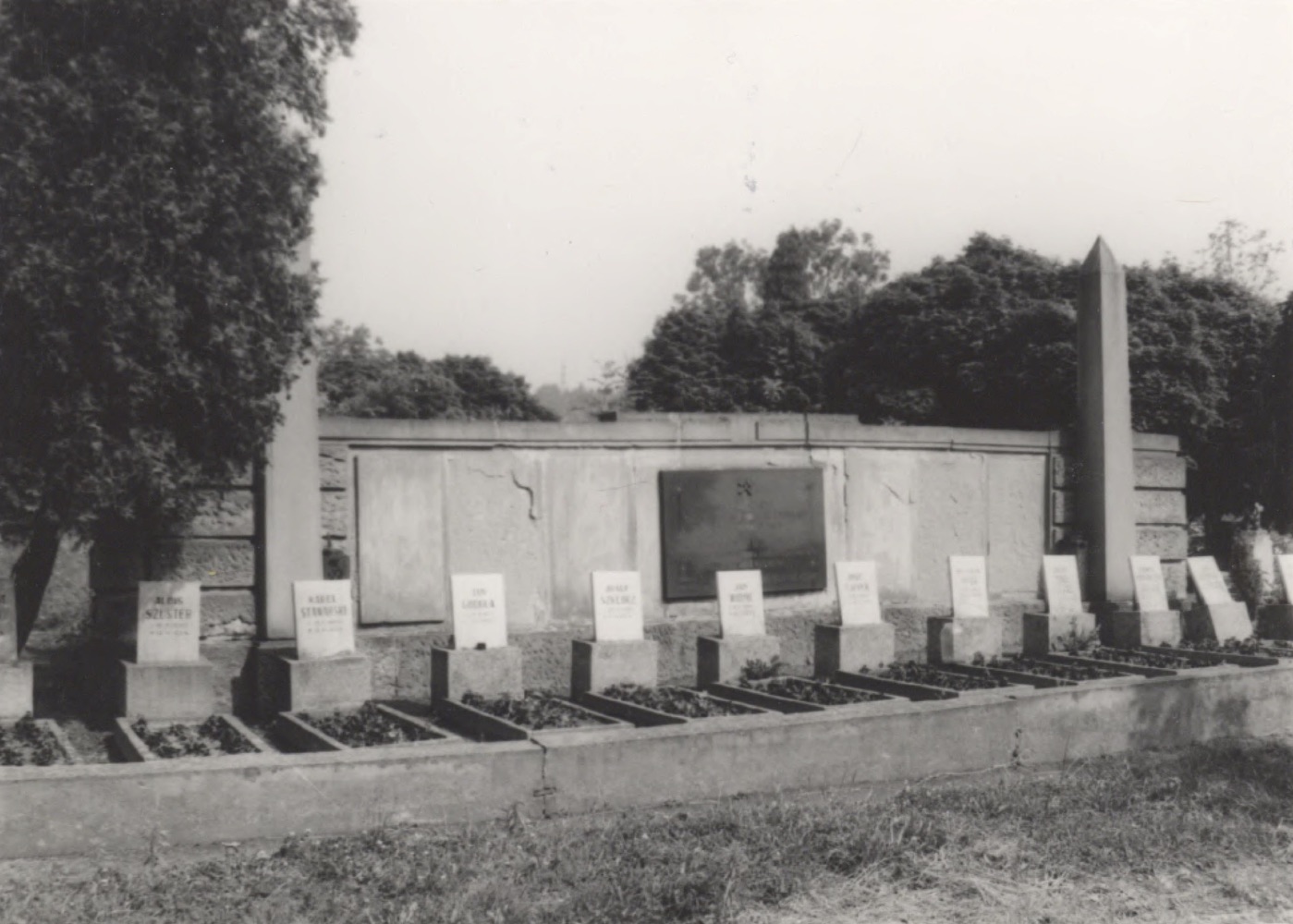 Památník a hrob obětí důlní katastrofy dne 12.4.1924 (fotografie z publikace Katalog památek města Karviné, 1. díl)