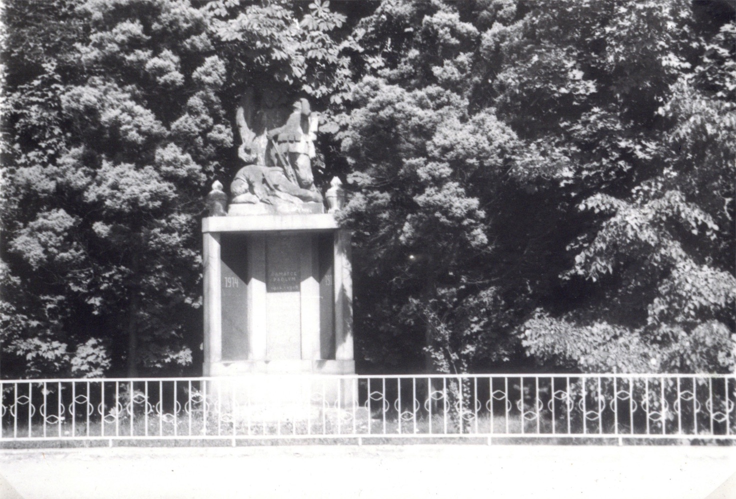 Památník obětem 1. světové války na snímku z roku 1974