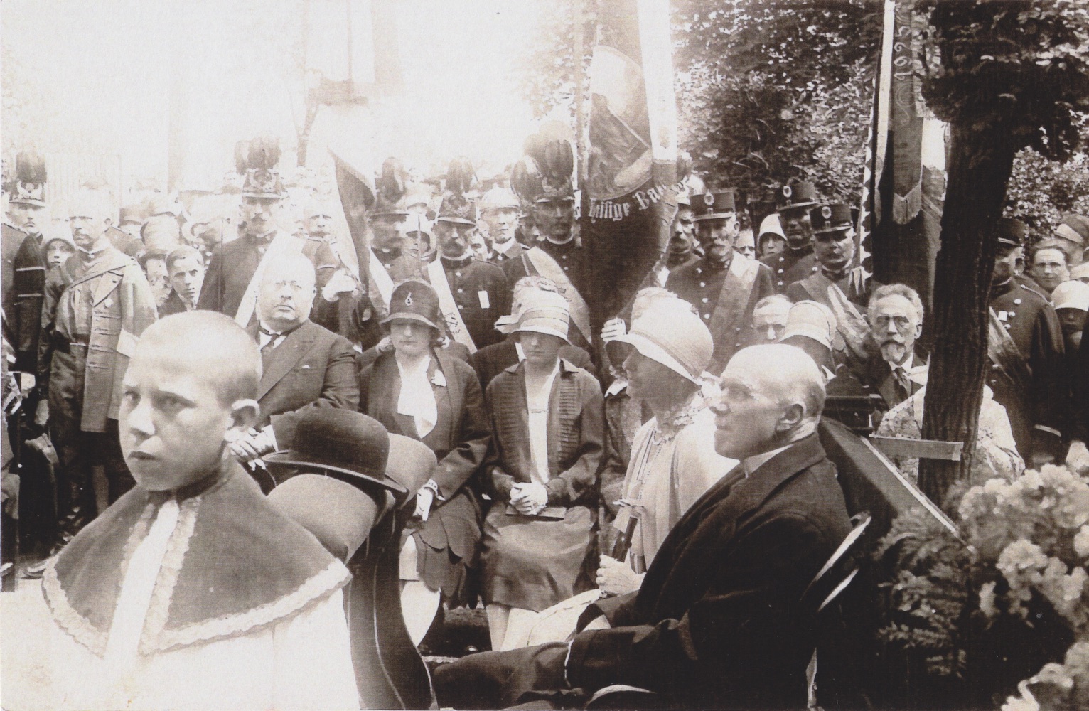 Záběr ze slavnostního odhalení pomníku padlým (památník 272 obětem první světové války v letech 1914-1918 z řad občanů Karvinné), dne 1.7. 1928.