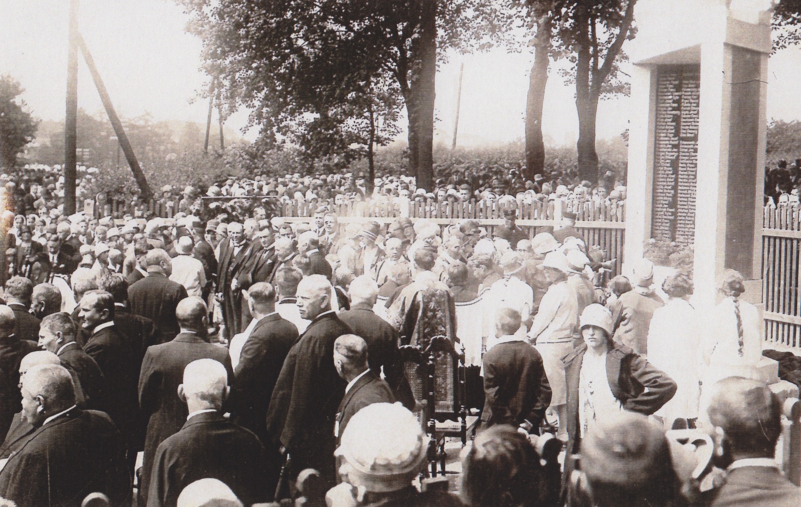 Záběr ze slavnostního odhalení pomníku padlým (památník 272 obětem první světové války v letech 1914-1918 z řad občanů Karvinné), dne 1.7. 1928.