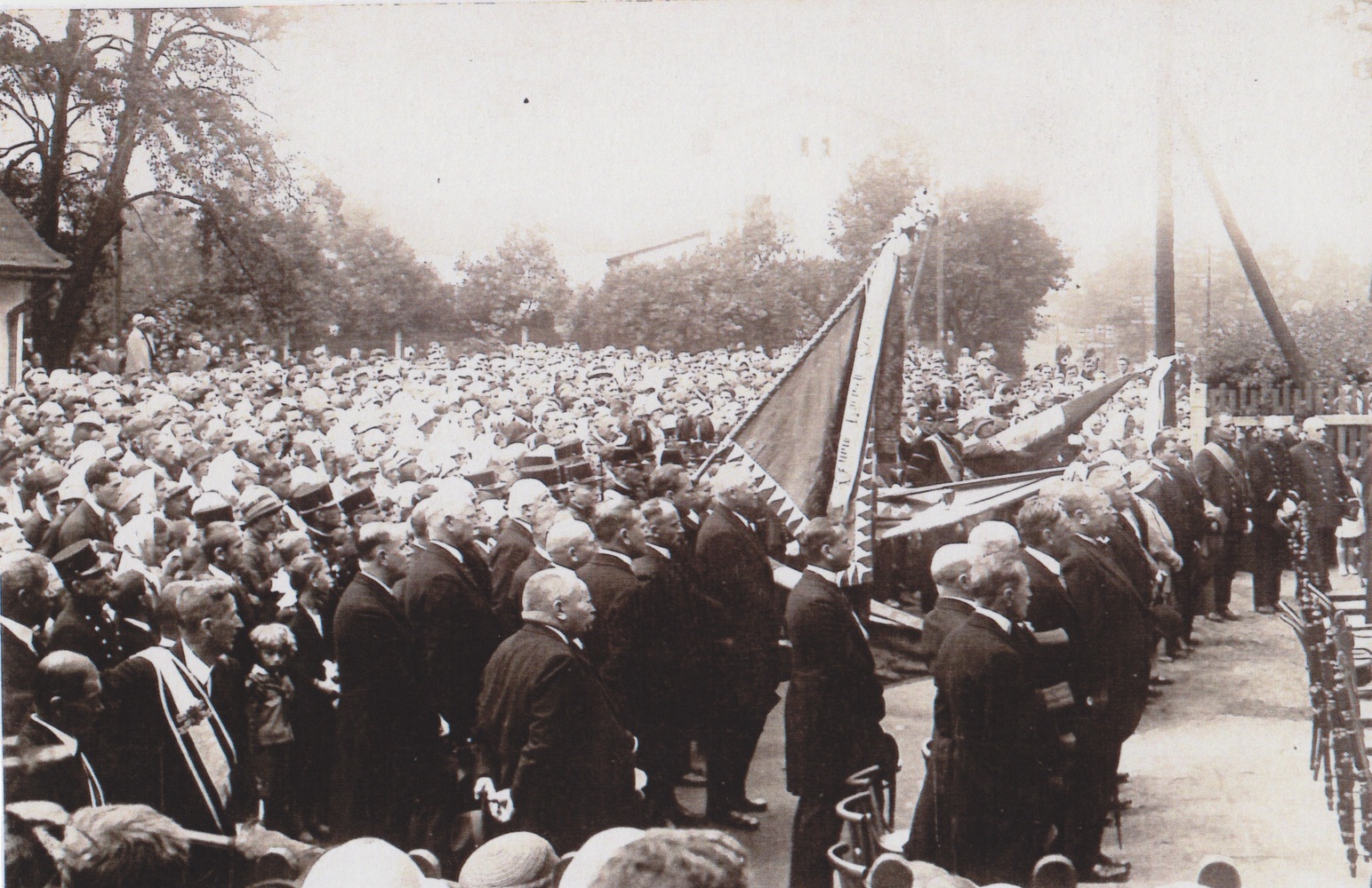 Záběr ze slavnostního odhalení pomníku padlým (památník 272 obětem první světové války v letech 1914-1918 z řad občanů Karvinné), dne 1.7. 1928.