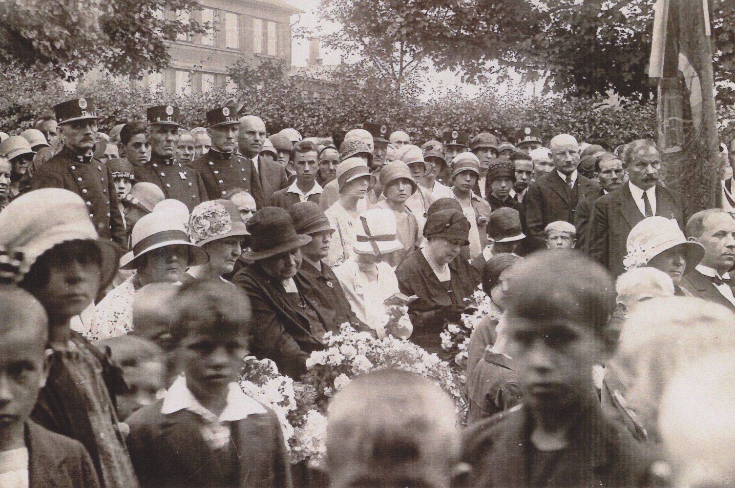 Záběr ze slavnostního odhalení pomníku padlým (památník 272 obětem první světové války v letech 1914-1918 z řad občanů Karvinné), dne 1.7. 1928.