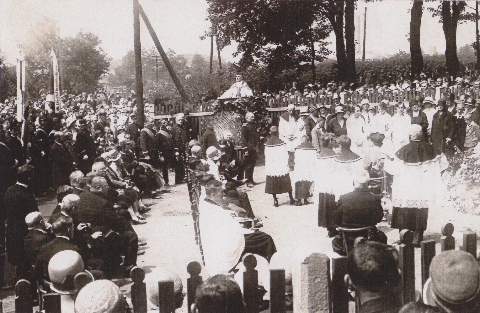 Záběr ze slavnostního odhalení pomníku padlým (památník 272 obětem první světové války v letech 1914-1918 z řad občanů Karvinné), dne 1.7. 1928.