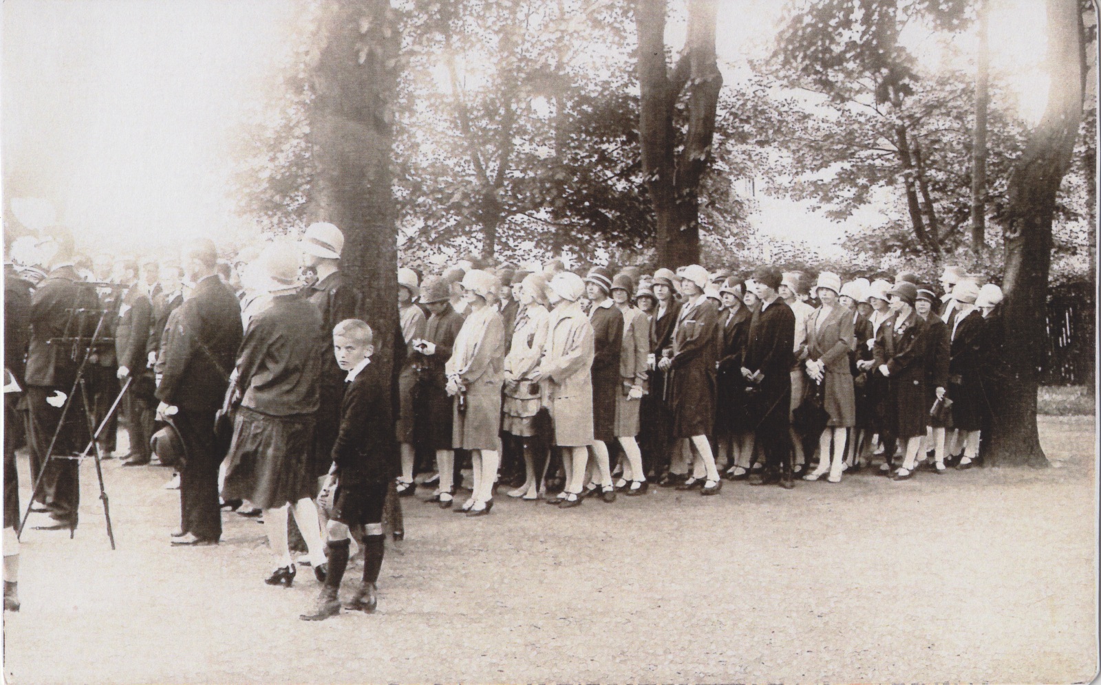 Záběr ze slavnostního odhalení pomníku padlým (památník 272 obětem první světové války v letech 1914-1918 z řad občanů Karvinné), dne 1.7. 1928.