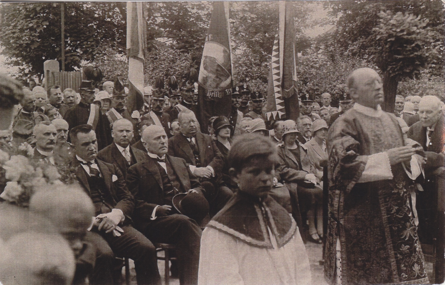 Záběr ze slavnostního odhalení pomníku padlým (památník 272 obětem první světové války v letech 1914-1918 z řad občanů Karvinné), dne 1.7. 1928.