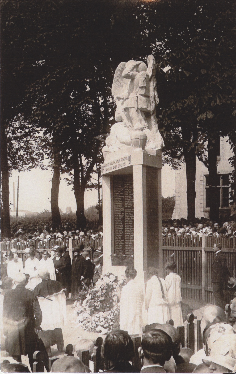 Záběr ze slavnostního odhalení pomníku padlým (památník 272 obětem první světové války v letech 1914-1918 z řad občanů Karvinné), dne 1.7. 1928.