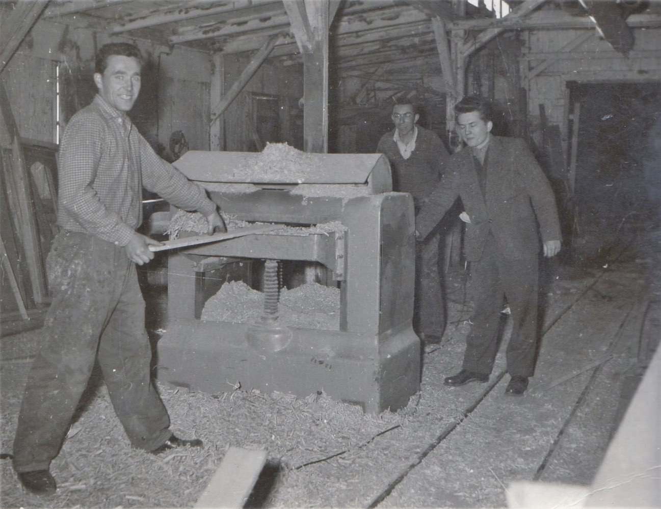 Interiérový záběr z pily na Sovinci, která byla umístěna v hale mezi Dělnickým domem a Polskou mateřskou školou. Za války zde byli údajně umístěni zajatci (s laskavým svolením p. Zdeňka Šotoly, ze soukromé sbírky)