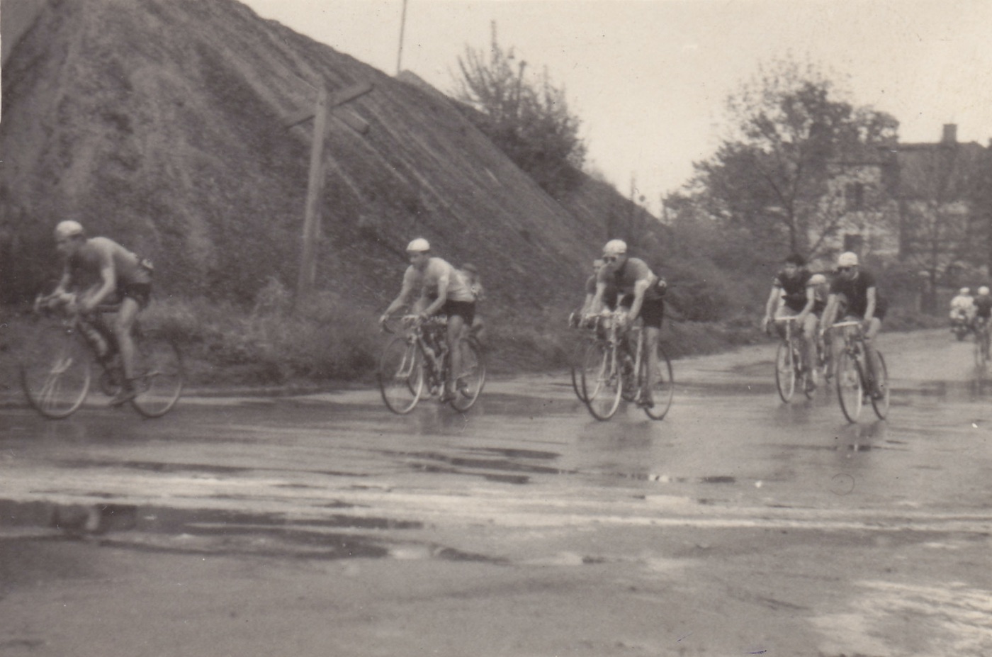 Záběr z cyklistického závodu - vjezd do podjezdu u Žabkova