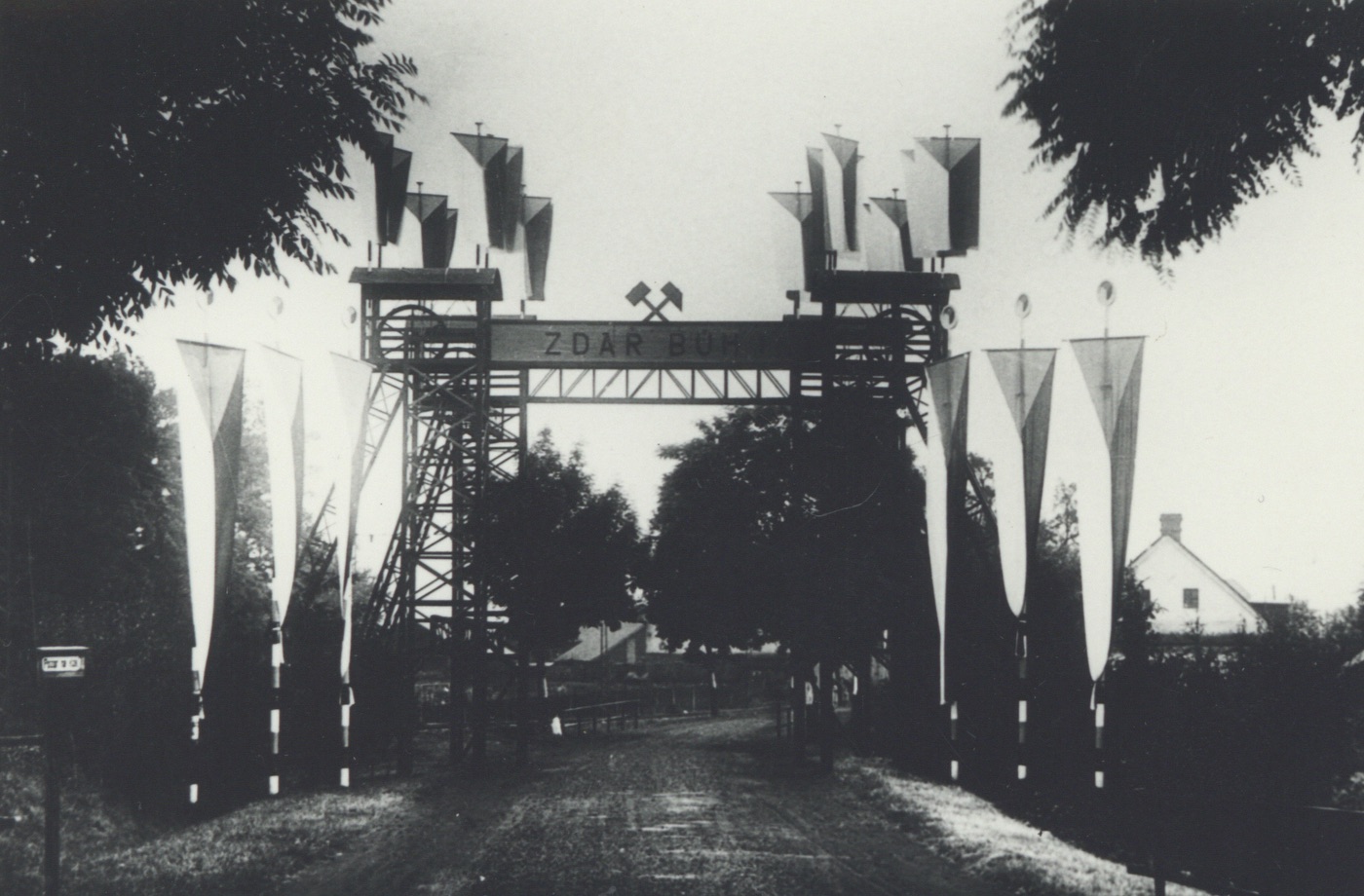 Slavobrána v blízkosti podjezdu u Žabkova s výzdobou u příležitosti návštěvy prezidenta T. G. Masaryka v Karvinné, dne 6. 7. 1930.