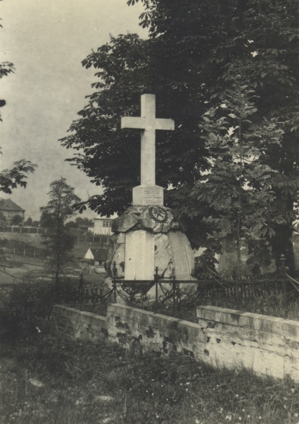 Pomník obětem důlního neštěstí na dolech Františka, Jan Karel a Hlubina dne 14. června 1894 - původní stav (se svolením p. Osvalda Wytrzense, ze soukromé sbírky)