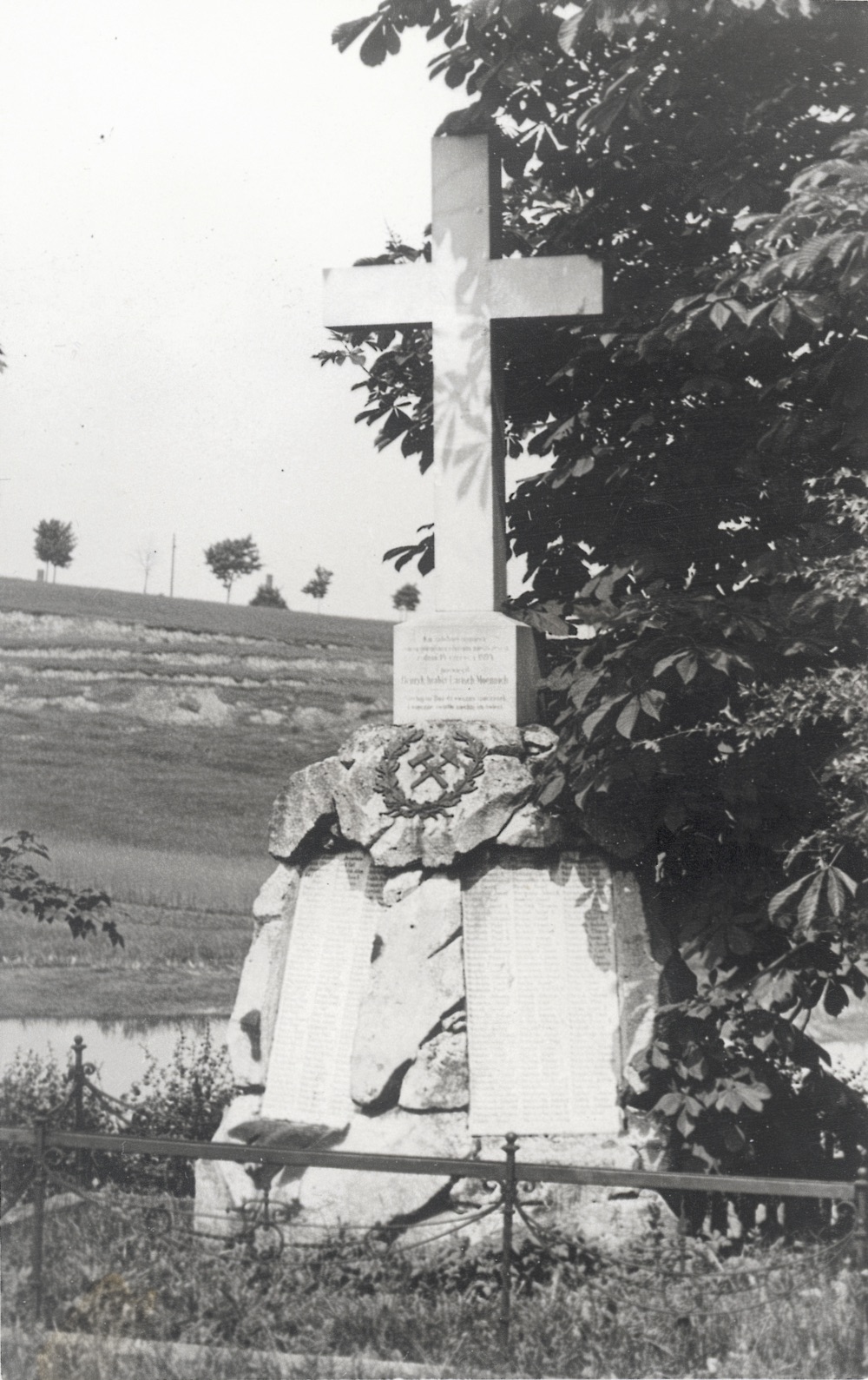 Pomník obětem důlního neštěstí na dolech Františka, Jan Karel a Hlubina dne 14. června 1894 - původní stav