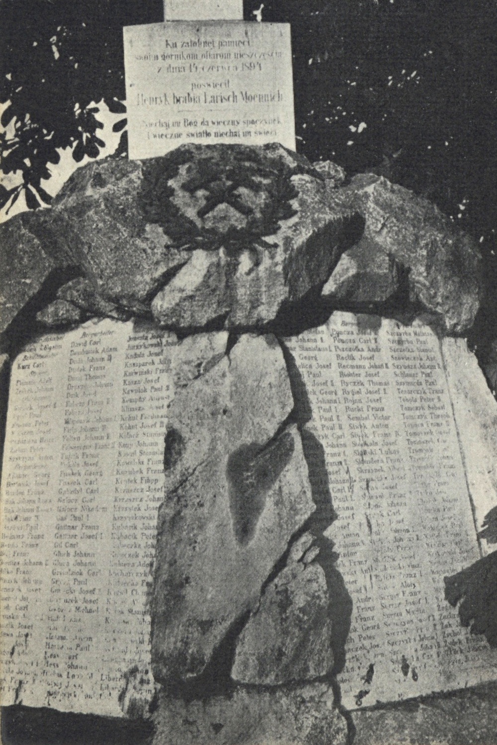 Pomník obětem důlního neštěstí na dolech Františka, Jan Karel a Hlubina dne 14. června 1894 (foto z publikace Paweł Hulka-Laskowski: Śląsk za Olzą. Katowice 1938)