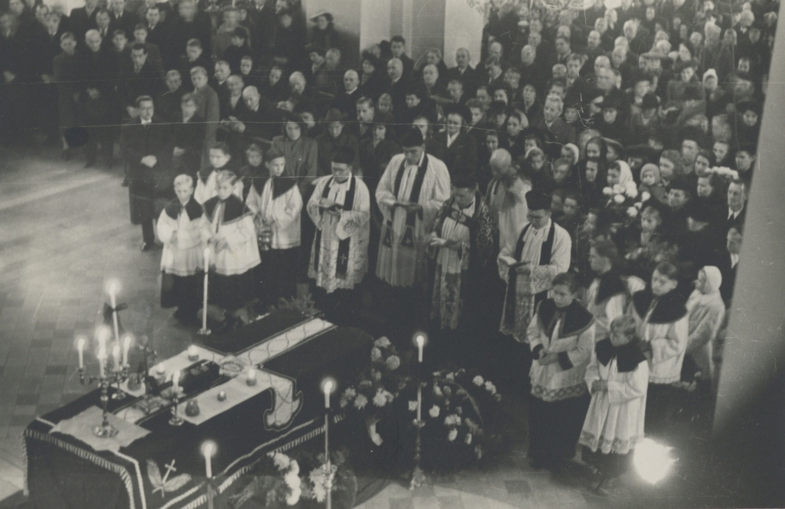Bohoslužba v kostele sv. Jindřicha za občany Karvinné umučené v Osvětimi (1.10.1946). Se souhlasem p. I. Schwarzové, ze soukromé sbírky.